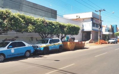 Suspeito tenta desarmar policial e acaba sendo baleado