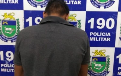 Sob efeito de droga, homem tenta invadir residência e é imobilizado por populares