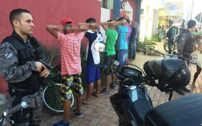 Polícia acaba com baderna na frente de Escola Estadual  no Santos Dumont  