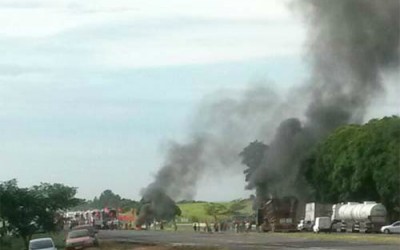MST bloqueia trecho da Marechal Rondon e queima pneus 