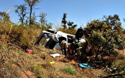 Mulher morre após veículo capotar próximo ao Córrego do Pombo na BR-262