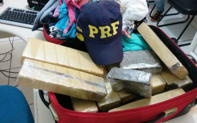 Jovem é presa com drogas avaliada em quase R$ 12 mil
