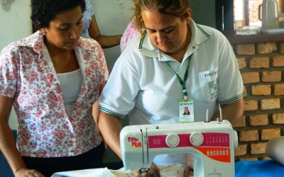 Alunas confeccionam várias roupas durante curso de modelagem   