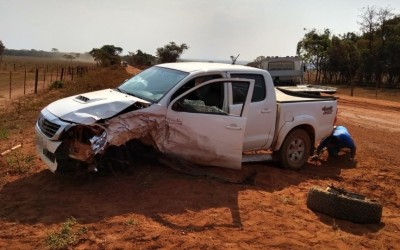 Acidente é registrado entre caminhonetes em estrada vicinal