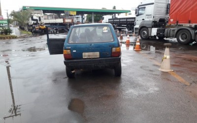 Carro fica sem freio e colide com caminhão na Av. Ranulpho Marques Leal