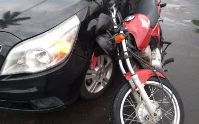 Motociclista colide em lateral de veículo que não respeitou sinalização de trânsito