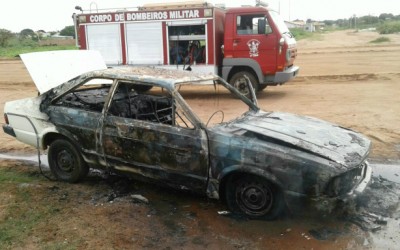 Veículo pega fogo e fica destruído em bairro de Três Lagoas