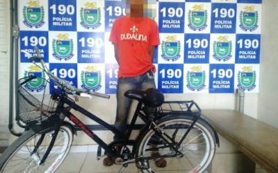 Polícia Militar recupera dois telefones celulares, uma bicicleta e prende receptadores.