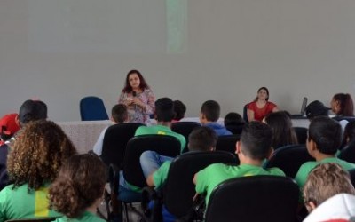Alunos que utilizam Transporte Rural em Três Lagoas participam de palestra sobre sexualidade