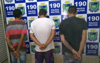 Força Tática prende homem e apreende dinheiro, drogas e um pé de maconha