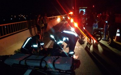 Carro causa acidente, foge do local e duas pessoas ficam feridas