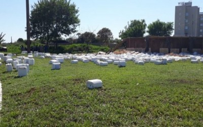 Carreta tomba com 27 toneladas de agrotóxico na saída para Três Lagoas