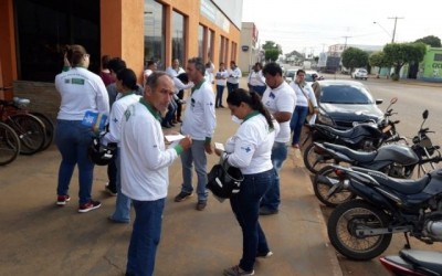 Prefeitura distribui panfletos da campanha Meu Bairro Limpo