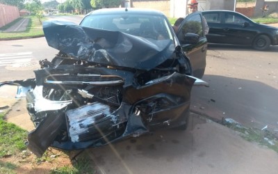 Carro não respeita sinalização de PARE e colide com ônibus escolar