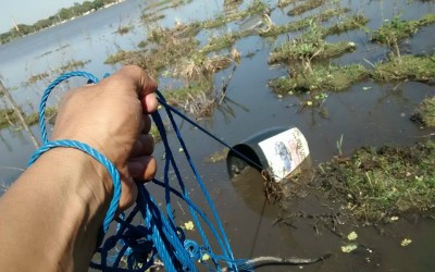 Placas e lixeiras são jogadas na Lagoa Maior de Três Lagoas 