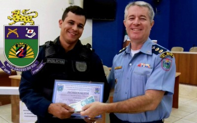 Comandante do 2º Batalhão premia Soldado destaque do mês de Maio