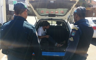 Corrente de bicicleta cai e ladrão é preso pela vítima e um segurança de banco 