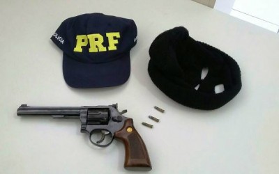 Revólver e touca ninja são apreendidos com caminhoneiro na BR-262