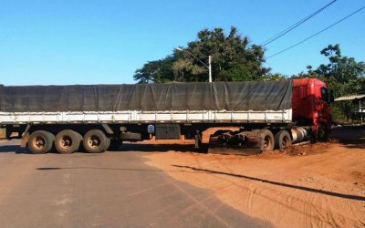 Carreta atola e interdita parcialmente a Rua Egídio Thomé na frente da Cargil 