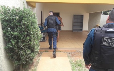 Travesti é flagrada batendo em sobrinho e é presa em Três Lagoas