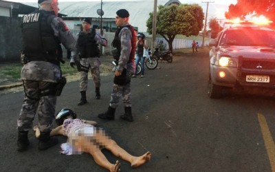 Acidente entre motos deixa uma mulher ferida no bairro Vila Nova 