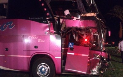 Ônibus de turismo de Três Lagoas bate em caminhão de cana e deixa 10 pessoas feridas perto de Olímpia-SP