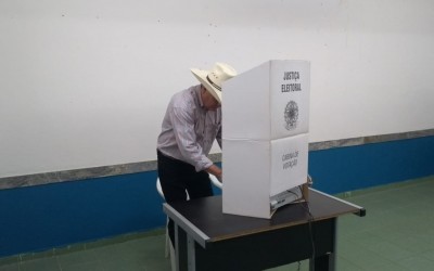 Prefeito Angelo Guerreiro votou no início desta manhã