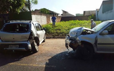 Bombeiros atendem ocorrência de acidente entre dois veículos 
