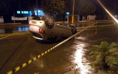 Veículo perde controle ao passar em valeta e capota na Av. Clodoaldo Garcia