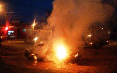 Bombeiros combatem incêndio em veículo no bairro Vila Verde em Três Lagoas 