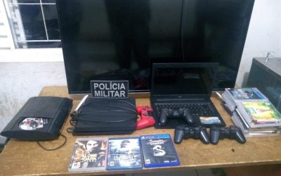 Dupla furta aparelhos eletrônicos de residência, mas é presa após denúncia anônima