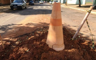 Após acidente com morte, SANESUL não faz reparo em buraco 