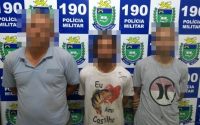 Força Tática prende homens por tráfico de drogas e apreende pedras de crack