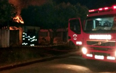 Em Três Lagoas, família perde casa e veículos durante incêndio no São Carlos