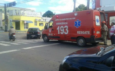 Na área central, motociclista colide em carro parado no semáforo 