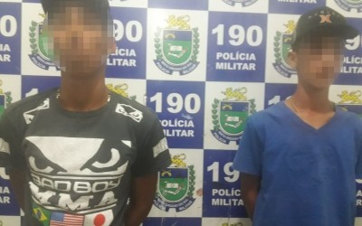 Pilotando moto sem habilitação, jovens são detidos com drogas no Novo Oeste