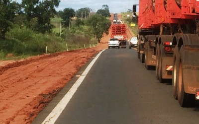 Além de “fechar” motoristas em rodovia, carreteiro também carregava eucalipto com risco de queda