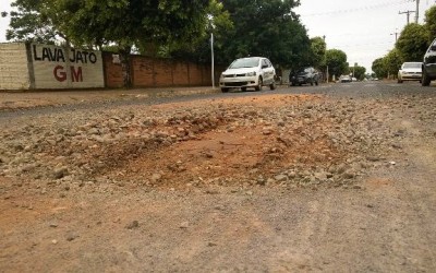 SANESUL retira apenas a terra de buraco que matou motociclista e o problema continua  