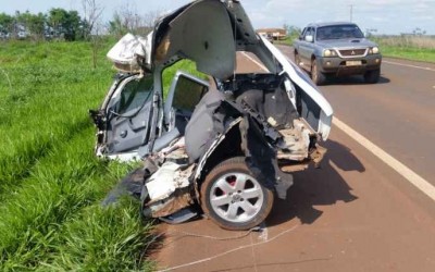 Parati parte ao meio em colisão frontal com carreta e militar do Exército de 32 anos morre