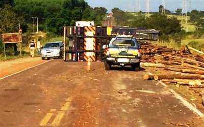 Treminhão carregado com eucalipto tomba na BR-262 e deixa rodovia parcialmente interditada 