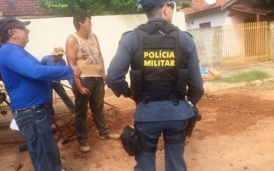 Três-lagoense interdita rua e apedreja caminhão em protesto contra a prefeitura