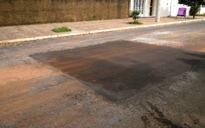 Em Três Lagoas, ‘’buraco da morte’’ tapado pela Sanesul já apresenta rachaduras
