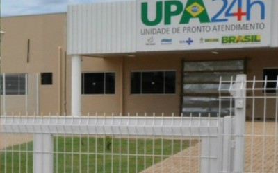 Motociclista se distrai e colide contra traseira de Pick-Up