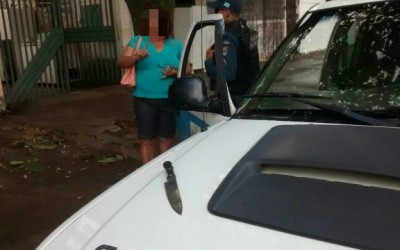 Depois de ser denunciado à Polícia, homem ameaça esposa com uma faca