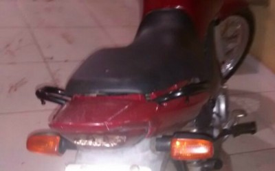 Voltando de festa, pneu da moto estoura e mulher abandona veículo na BR-262