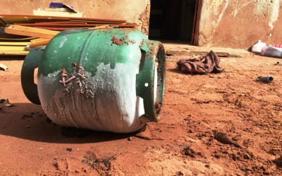 Bombeiros extinguem fogo e salvam moradora no Jardim Oiti 