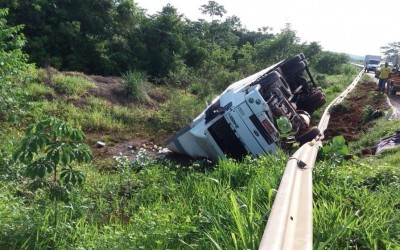 Caminhão tomba e mobiliza o Corpo de Bombeiros de Três Lagoas