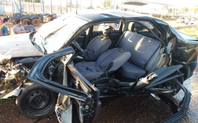 Após bater em moto e fugir sem prestar socorro, homem causa grave acidente na BR-262