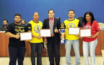 Câmara homenageia atletas campeõesde luta de braço