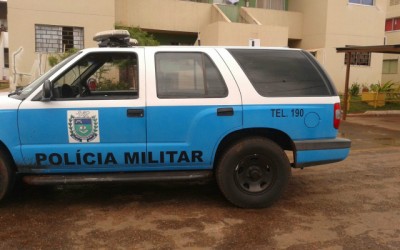 Vizinha flagra dupla furtando residência e aciona a Polícia Militar